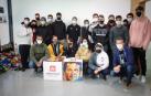 Alumnos de Electricidad de Salesianos posan junto a algunos alimentos que recogieron para Sierra Leona