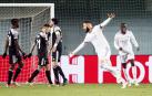 Karim Benzema celebra el tercer tanto, obra suya, en el estadio del Sheriff