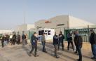 Varios trabajadores, en la puerta de acceso a Trenasa Castejón