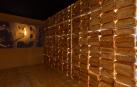 El muro hecho de panes a la derecha y delante la proyección del vídeo grabado en Cintruénigo, en la Cooke Latham Gallery