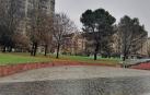 Imagen de la mitad de la plaza desnuda de bancos