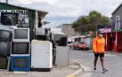 Una mujer camina por las calles de Cape Town (Sudáfrica)