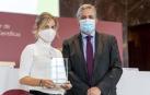 Isabel Violade recibe el premio de manos del presidente de la Asociación CEX, Fernando Sierra
