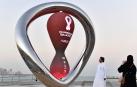 Dos personas se fotografían junto a un reloj de arena con al cuenta atrás para el comienzo del Mundiat de Catar 2022 en Doha