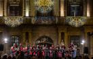 La coral Oberena, durante su actuación ante la fachada del Ayuntamiento durante el acto de encendido navideño