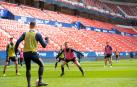 Los futbolistas rojllos se ejercitan en El Sadar este viernes