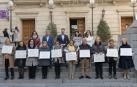 LOS PROFESORES HOMENAJEADOS En la primera fila de las escaleras de la plaza Vieja situadas frente al Ayuntamiento, los profesores que fueron homenajeados ayer tras su jubilación en el campo de la docencia Josefina Bailo Jiménez, Ana Josefa Saso Arévalo, Mª Ángeles Francés Gil, Mª Pilar Tabuenca Peña, Mª Isabel Goicoechea Lacarra, Ana Martínez Álvarez, Francisco Gil Hernández, Rosa Vega Madurga Colina, Marisol Álava Casado, y Mª Asunción Buñuel Pérez. Detrás, los concejales Inés Munuera Amador, Pedro González Felipe, Alejandro Toquero Gil (alcalde de la ciudad) , Merche Añón Montón  e Irene Royo Ortín