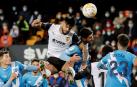 El defensa del Valencia, Omar Alderete (2i), remata el balón ante el centrocampista del Rayo Vallecano, Santi Comesaña, durante el encuentro correspondiente a la jornada decimoquinta de primera división, disputado este sábado en el estadio de Mestalla