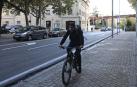 Un ciclista asciende por la acera desde la cuesta de Labrit de Pamplona
