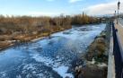El río Aragón, a su paso por el puente de Cáseda, con cúmulos de espuma este mismo mes de noviembre