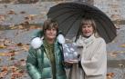 Ana (izq.) y Rosa Iziz, posando el pasado jueves en Pamplona con un ejemplar del libro