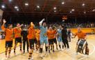 Los jugadores del Aspil celebran la victoria con su afición al final del encuentro. A Uge, a la dcha., no le faltó ni el bombo