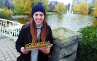 Mai Garde, en el parque Yamaguchi de Pamplona, con el trofeo concedido el pasado lunes