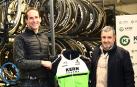 Juanjo Oroz y Manolo Azcona, con un maillot del Kern Pharma en la bajera de Orkoien.
