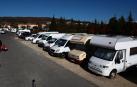 Es sencillo localizar, bien y mal estacionadas, a varias autocaravanas en el aparcamiento junto a la zona del colegio Irabia