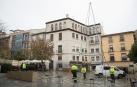 Operarios de la Brigada colocan el pino en Herrerías