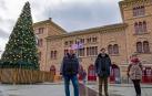 José Flamarique, Pablo Ezcurra y Loreto San Martín, junto al abeto de la plaza de la Coronación
