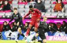 Davies, del Bayern Munich y Schopf, del Arminia Bielefeld, pelean por el balón durante el partido entre ambos equipos