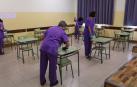 Trabajadoras del servicio de limpieza del Instituto Plaza de la Cruz de Pamplona desinfectan una de las aulas para preparar la vuelta a las clases del pasado curso