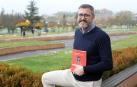 Alberto Nahum García, posando con un ejemplar de Series contra cultura, el pasado martes en el Museo Universidad de Navarra.