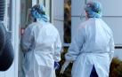 Dos médicos en Corea del Sur, en un hospital donde se han detectado casos de Omicron