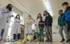 Alumnas de Bioquímica de la UN realizan experimentos de Física con escolares del colegio de Allo en su iniciativa de acercar mujeres a la Ciencia