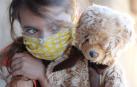 Una niña, con su mascota