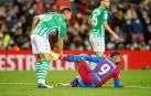 Victor Ruiz se interesa por el estado del delantero del F.C. Barcelona, Memphis Depay, durante el choque