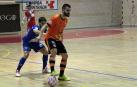 El  jugador del Aspil Joao Miguel, frenado por un rival del Manzanares. La imagen refleja fielmente lo que fue el partido de ayer.