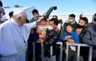El papa Francisco, en su visita al centro de migrantes en la isla griega de Lesbos