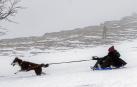 Varias personas se acercaron este lunes, 6 de diciembre, al alto de Lizarraga a disfrutar de la nieve