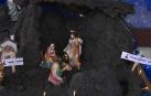 Una cueva lávica da cobijo al niño Jesús que, en esta versión, se protege de las cenizas y los piroclastos que arroja el volcán

Una cueva lávica da cobijo al niño Jesús que, en esta versión, se protege de las cenizas y los piroclastos que arroja el volcán
Una cueva lávica da cobijo al niño Jesús que, en esta versión, se protege de las cenizas y los piroclastos que arroja el volcán