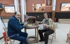 Félix Merino y Marisa Barrena trabajan en un Portal de Belén y ante tres de los dioramas que integran la exposición