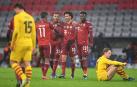 Alegría de los jugadores del Bayern tras el tanto de Leroy Sane ante la impotencia de los culés