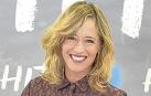 Marta Larralde, ante un panel promocional de la serie 'HIT'