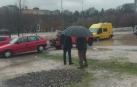 Tres grúas municipales están retirando los coches aparcados en el parking del río Arga