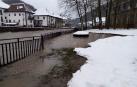 El río Anduña, alcanzando las calles de Ochagavía.