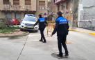 Los dueños de un local de antigüedades del paseo de Pamplona ponen las cosas a salvo y la Policía Local coloca vallas en las zonas que se prevé que resulten afectadas