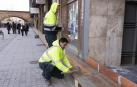Operarios preparan las calles de Tudela para la crecida del río Ebro, que se espera que alcance su punto máximo de madrugada