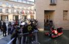 Una lancha de bomberos transita por la zona inundada ante la expectación de numerosas personas que se acercaron a ver las calles del Casco Antiguo