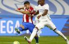 David Alaba y Luis Suárez se disputan el esférico