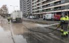Operarios de la contrata de limpieza de Tudela trabajan en el paseo del Prado, que fue reabierto al tráfico en la mañana de ayer tras resultar inundado.