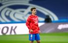 Antoine Griezmann calienta antes del derbi contra el Real Madrid en el Santiago Bernabéu