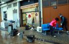 Unas vecinas de Villava se afanan en limpiar y poner en orden los desperfectos ocasionados por la inundación