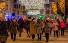 Iluminación navideña de las calles de Estella con numerosos ciudadanos paseando y disfrutando del ambiente