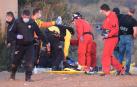 Un grupo de sanitarios asisten a uno de los heridos en el lugar donde estaba detenido el hombre que ha herido con un arma de fuego a tres excompañeros y a un mosso d¿esquadra en su huida
14 DICIEMBRE 2021;TIROTEO;CATALUÑA;MOSSO

Fabián Acidres / Europa Press

14/12/2021