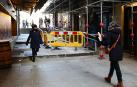 Una mujer baja por el escalón que desciende de plaza del Castillo y que tantas caídas provoca.