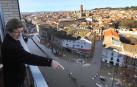 Una vecina señala desde su balcón toda la zona inundada del paseo de Pamplona y otras calles adyacentes del Casco Antiguo de Tudela