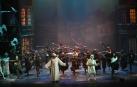 Integrantes de Ópera de Cámara de Navarra (OCN), representando ‘Cuento de Navidad’ en el Teatro Arriaga de Bilbao, en enero de 2018. La ópera, con libreto de Pablo Valdés y música de Íñigo Casalí, es una adaptación de la clásica novela corta del británico Charles Dickens ‘A Christmas Carol’ (1843). En ella, el avaro Evenezer Scrooge sufre una conversión tras la visita de sus fantasmas en Nochebuena