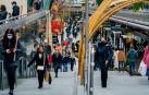 Gente paseando por las calles de Rotterdam